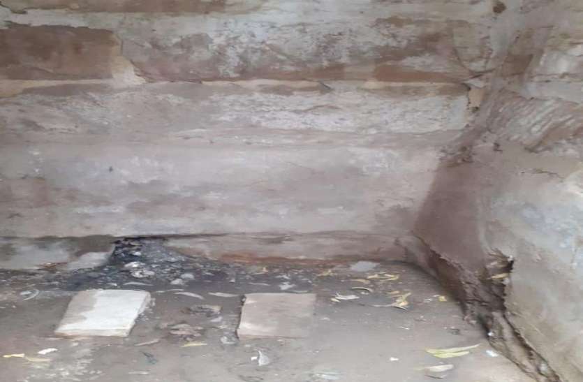 298 बेटियों का दर्द: अंकल पानी पीएंगे तो पेशाब लगेगी, स्कूल में शौचालय है नहीं 298 बेटियों का दर्द: अंकल पानी पीएंगे तो पेशाब लगेगी, स्कूल में शौचालय है नहीं