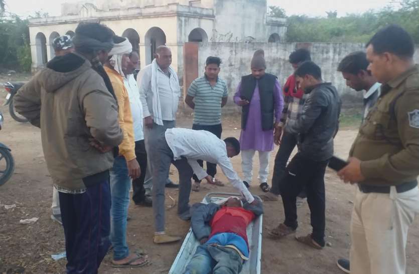 अनियंत्रित होकर दतिया से अपने गांव बिल्हारी जा रहे थे एक ही परिवार के लोग Uncontrolled tractor-trolley, one killed, news in hindi, mp news, datia newsपलटी ट्रैक्टर-ट्रॉली, एक की मौत अनियंत्रित होकर पलटी ट्रैक्टर-ट्रॉली, एक की मौत