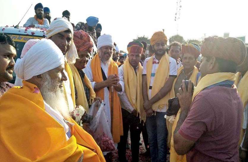 Nagar Kirtan Yatra नगर कीर्तन यात्रा का पुष्प वर्षा कर स्वागत