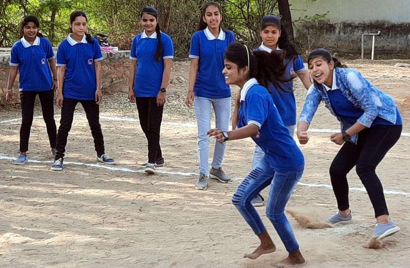 Sports day स्पोर्ट्स-डे: आयोजित खेलकूद प्रतियोगिता में दिखाया दमखम