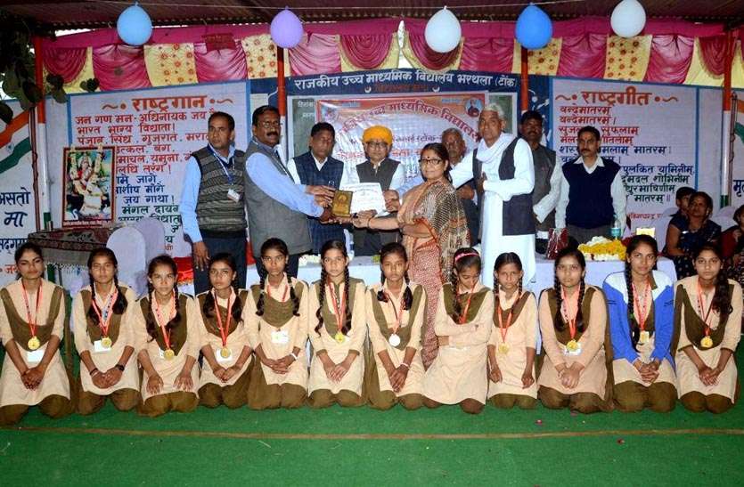 Consumer redress परीक्षाओं व प्रतियोगिताओं में अव्वल रहे विद्यार्थियों को नवाजा