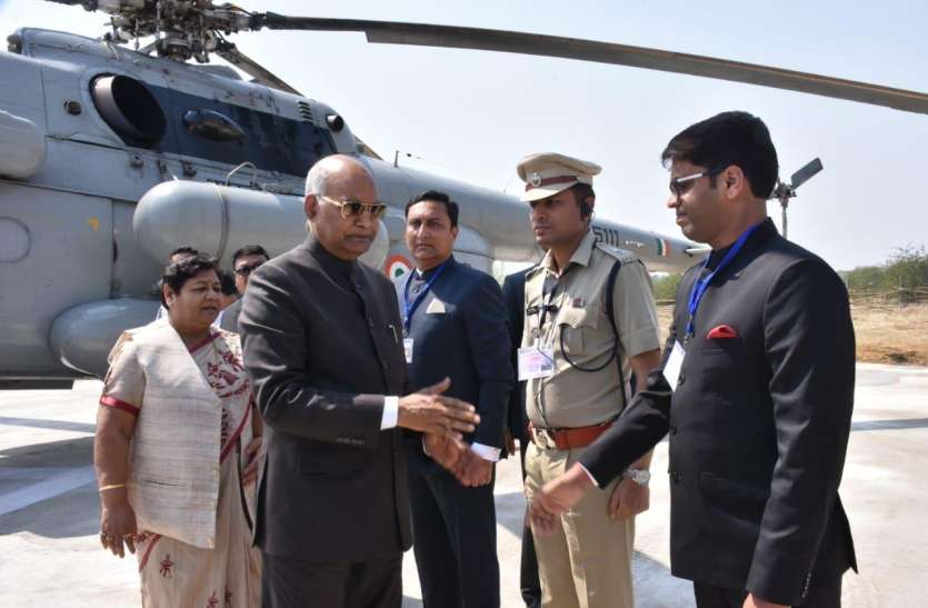 राष्ट्रपति रामनाथ कोविंद का स्वागत करने पहुंचे उच्च शिक्षा मंत्री उमेश पटेल राष्ट्रपति रामनाथ कोविंद का स्वागत करने पहुंचे उच्च शिक्षा मंत्री उमेश पटेल
