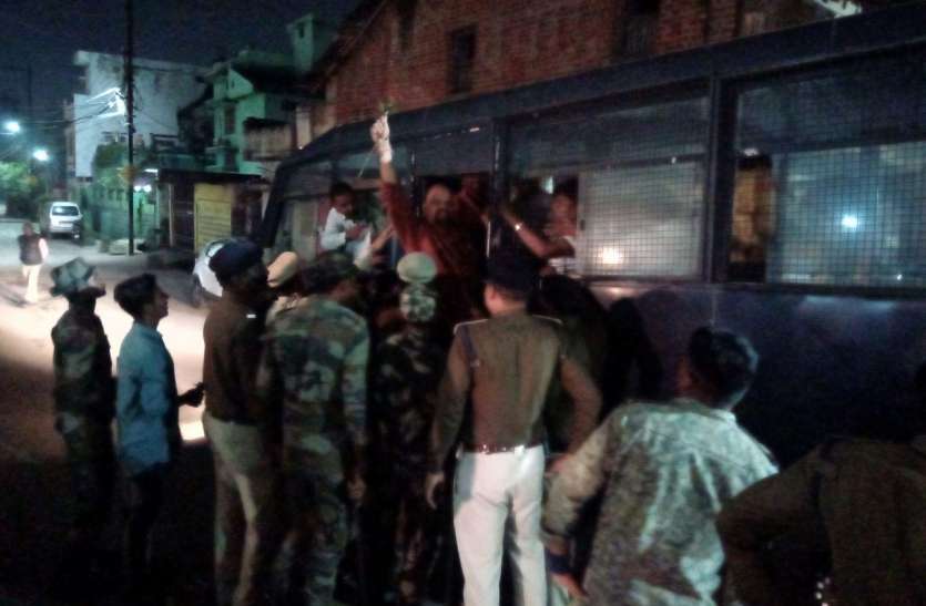 राष्ट्रपति से मिलने नहीं दिया गया तो दो दर्जन लोगों ने दीं गिरफ्तारियां राष्ट्रपति से मिलने नहीं दिया गया तो दो दर्जन लोगों ने दीं गिरफ्तारियां