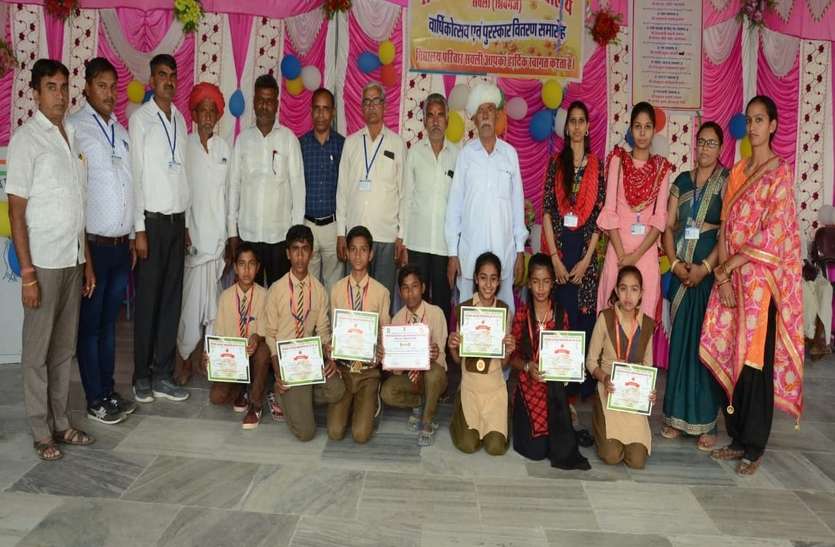 वार्षिकोत्सव में नौनिहालों ने दी प्रस्तुति, सम्मान पाकर प्रतिभाओं के खिले चेहरे वार्षिकोत्सव में नौनिहालों ने दी प्रस्तुति, सम्मान पाकर प्रतिभाओं के खिले चेहरे
