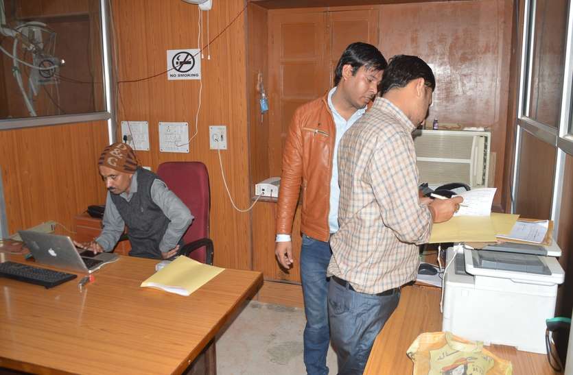 froud: लिपिक की जगह परीक्षा देने पहुंचा फर्जी परीक्षार्थी froud: लिपिक की जगह परीक्षा देने पहुंचा फर्जी परीक्षार्थी
