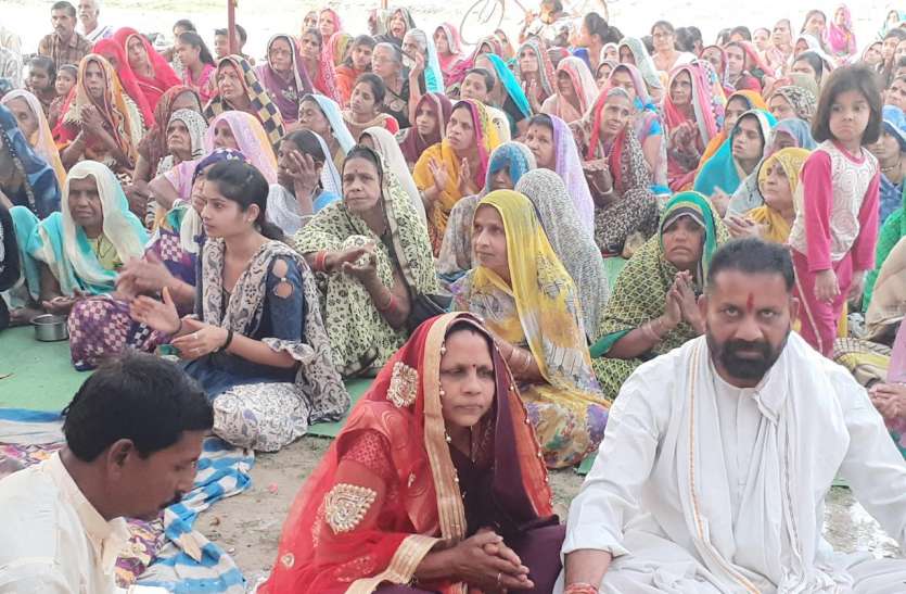 When God is with you, all the bonds open automatically जब ईश्वर साथ होता है तो अपने आप खुल जाते हैं सारे बंधन