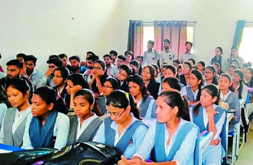 District Legal Services Authority camp कॉलेज स्टूडेंट्स को रिपोर्ट दर्ज कराने की दी जानकारी