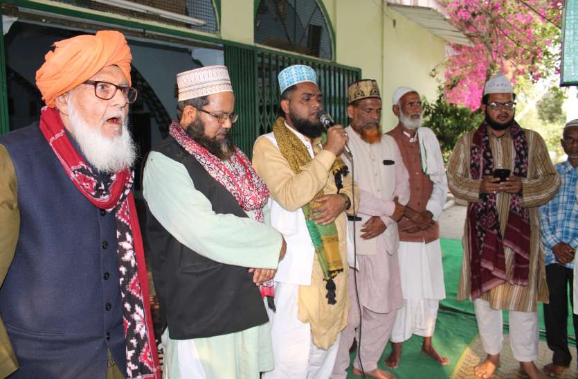 सुबह कुरान ख्वानी, गुस्ल और फातिहा पढ़ा गया, शाम को मीलाद शरीफ सुबह कुरान ख्वानी, गुस्ल और फातिहा पढ़ा गया, शाम को मीलाद शरीफ