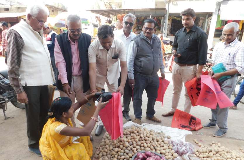 First took the oath of cleanliness and then distributed the bag पहले ली स्वच्छता की शपथ फिर किया थैला वितरति