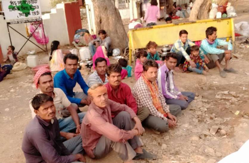 वन विभाग ने नहीं दी मजदूरी, परिवार सहित कलेक्ट्रेट के सामने बैठे वन विभाग ने नहीं दी मजदूरी, परिवार सहित कलेक्ट्रेट के सामने बैठे