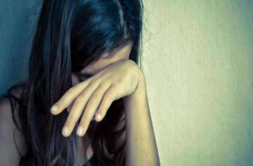 Forced into the house of a drunk woman, forcibly entered, bitten by teeth on not being successful ... गांजे के नशे में महिला के घर में घुस कर रहा था जबरदस्ती, सफल नहीं होने पर दांत से काटा ...