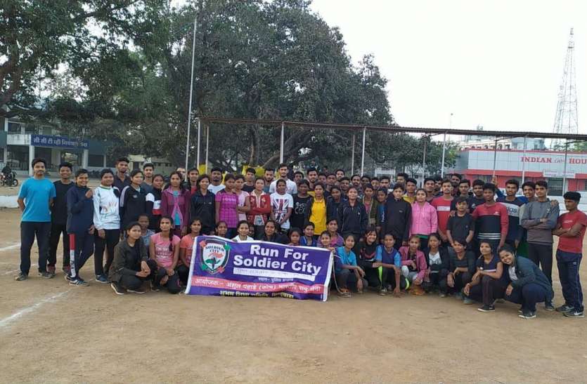 Training पुलिस बनने की चाह में युवा जमकर बहा रहे पसीना Training पुलिस बनने की चाह में युवा जमकर बहा रहे पसीना