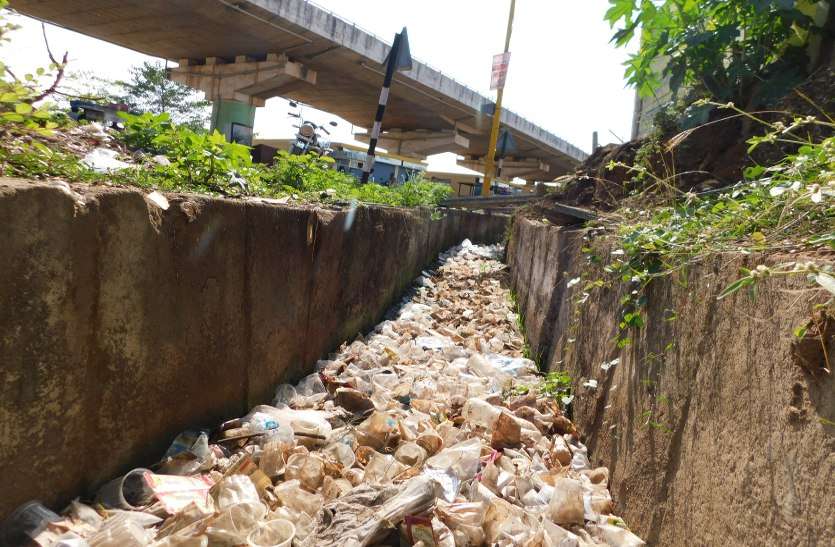 The mayor's claim of making the city plastic-free fails, the drainage drains of the mohara, careless in cleaning ... शहर को प्लास्टिक मुक्त बनाने का महापौर का दावा फेल, डिस्पोजल से पट गई मोहारा की नालियां, सफाई में ध्यान नहीं ...