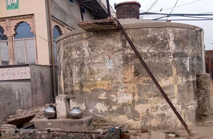 अवैध नल कनेक्शनों से नहीं पहुंच रहा गांव की टंकी में पानी अवैध नल कनेक्शनों से नहीं पहुंच रहा गांव की टंकी में पानी