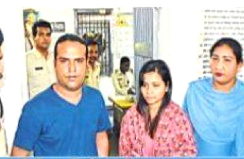 फिल्मी स्टाइल में बंटी-बबली बनकर ये कपल रखता था नकली सोना गिरवी, 16 लाख की ठगी के बाद चढ़े पुलिस के हत्थे फिल्मी स्टाइल में बंटी-बबली बनकर ये कपल रखता था नकली सोना गिरवी, 16 लाख की ठगी के बाद चढ़े पुलिस के हत्थे