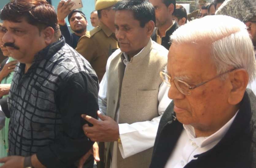 Samajwadi Party Leader सीतापुर जेल में बंद आजम खान से मिले सपा के दिग्गज नेता अहमद हसन, बाहर निकलते ही दिया बड़ा बयान