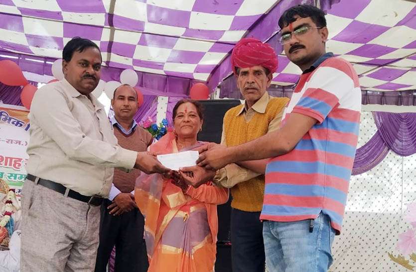 भामाशाहों के सहयोग से बदलेगी विद्यालयों की तकदीर, शिक्षिका ने दिया 51 हजार का सहयोग भामाशाहों के सहयोग से बदलेगी विद्यालयों की तकदीर, शिक्षिका ने दिया 51 हजार का सहयोग