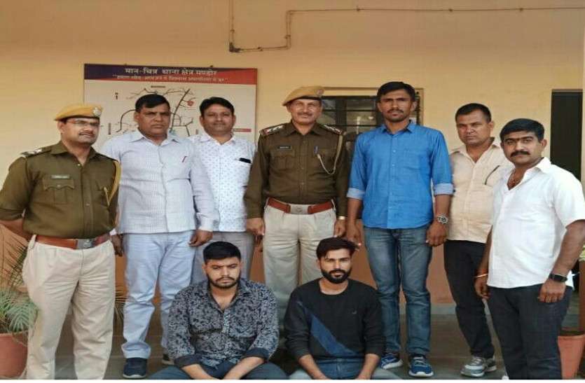पांच पिस्तौल व मैग्जीन जब्त, दो गिरफ्तार पांच पिस्तौल व मैग्जीन जब्त, दो गिरफ्तार