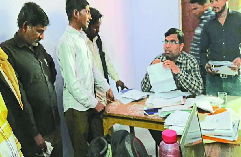 villager said to officer remove encroachment of the road तहसीलदार से ग्रामीण बोले साहब रास्ते का अतिक्रमण हटवा दीजिए