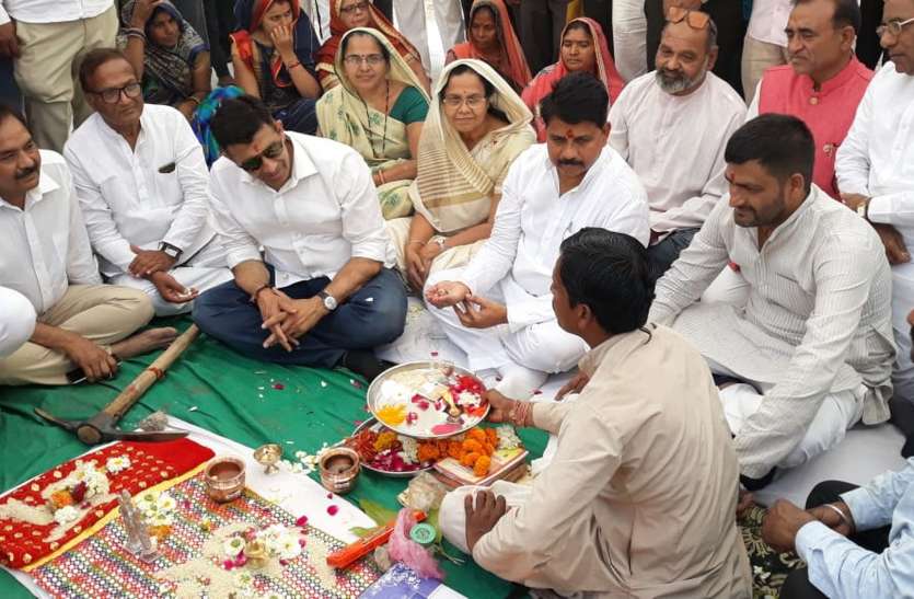 Home and Sports Minister distributed checks to 334 beneficiaries गृह मंत्री एवं खेल मंत्री ने राजपुर में 338 हितग्राहियों को वितरित किए 17 लाख से अधिक के चेक