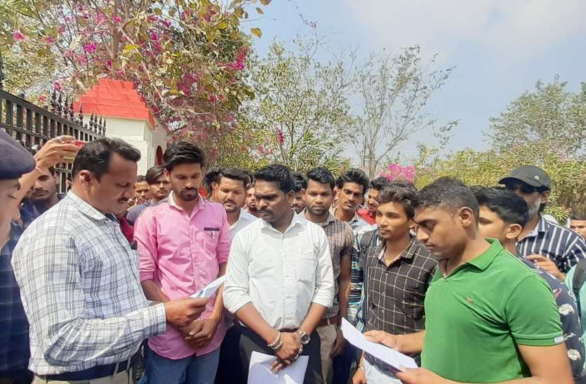 bd0163.jpg लंबे समय से नहीं निकल रही है भर्तियां, बेरोजगारों में आक्रोश