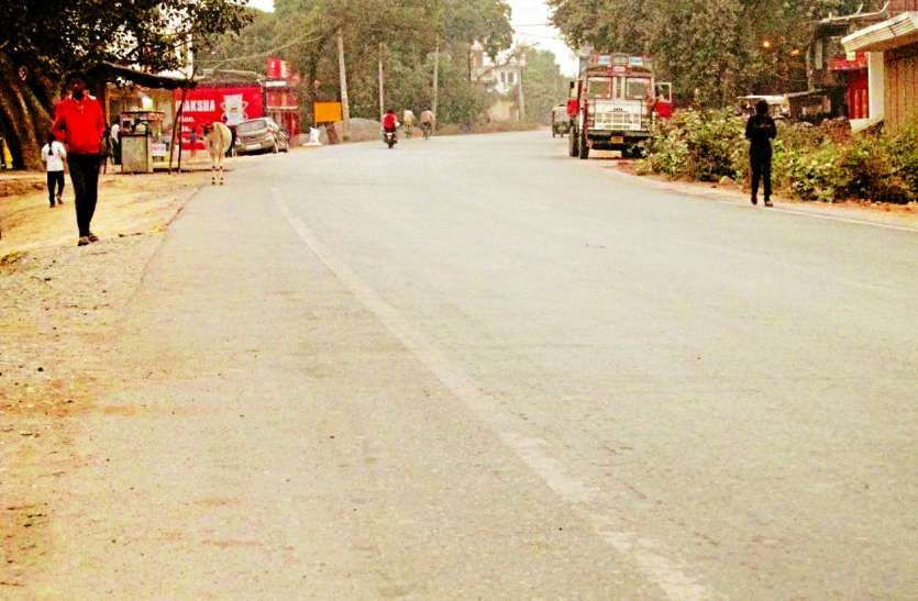 हाईवे-92 पर ओवरलोड ट्रैफिक, हर साल गंवानी जाती है 200 की जान हाईवे-92 पर ओवरलोड ट्रैफिक, हर साल गंवानी जाती है 200 की जान