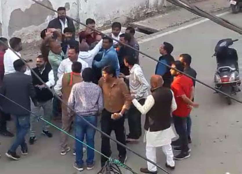 Video: निगम में नेता प्रतिपक्ष बने प्रबोध मिंज, नाम घोषणा के बाद भाजपा कार्यालय के बाहर बनी हाथापाई की स्थिति