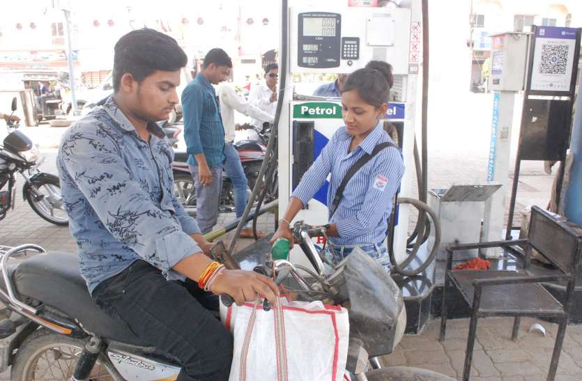 वाहन में पेट्रोल डालती कोमल यादव। अब पेट्रोल पंप पर आत्मनिर्भर युवतियां, बोलीं कोई काम छोटा-बड़ा नहीं