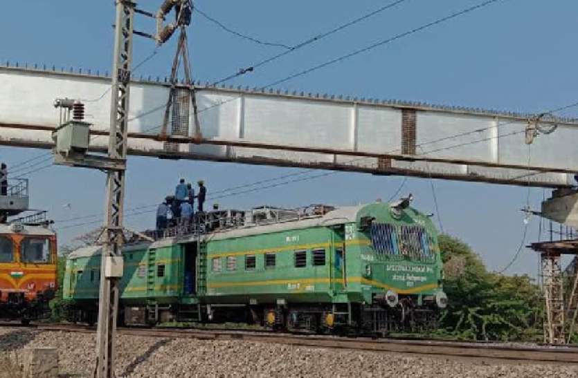पापडी रेलवे फाटक पर ओवरब्रिज निर्माण में आई तेजी, रेलवे ने लिया 2 घंटे का ब्लॉक पापडी रेलवे फाटक पर ओवरब्रिज निर्माण में आई तेजी, रेलवे ने लिया 2 घंटे का ब्लॉक