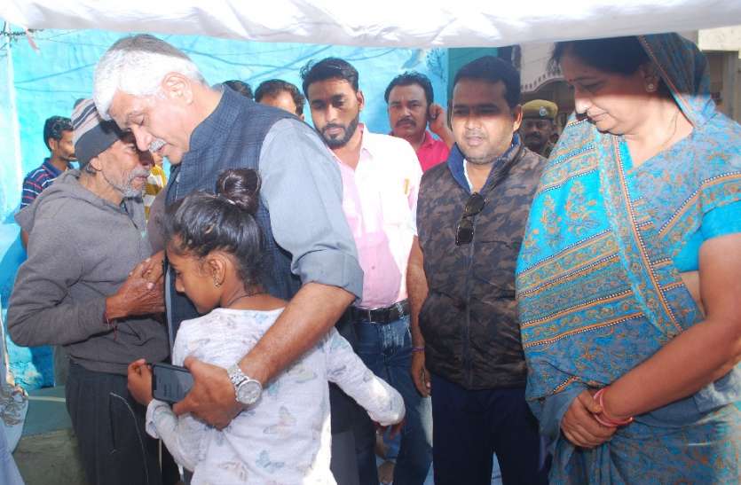 केंद्रीय जलशक्ति मंत्री शेखावत से लिपटकर फफक पड़ी जिया केंद्रीय जलशक्ति मंत्री शेखावत से लिपटकर फफक पड़ी जिया