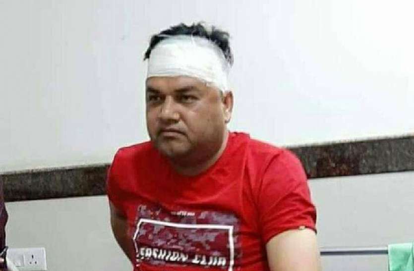 हाइ-वे पर गाय आने से अनियंत्रित होकर पलटी कार, बूंदी उपजिला प्रमुख घायल हाइ-वे पर गाय आने से अनियंत्रित होकर पलटी कार, बूंदी उपजिला प्रमुख घायल
