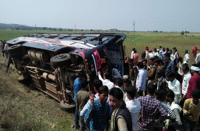Bus overturned of full passengers in shivpuri सूरी नदी पुल के पास सवारियों से भरी बस पलटी, दर्जनभर लोग घायल