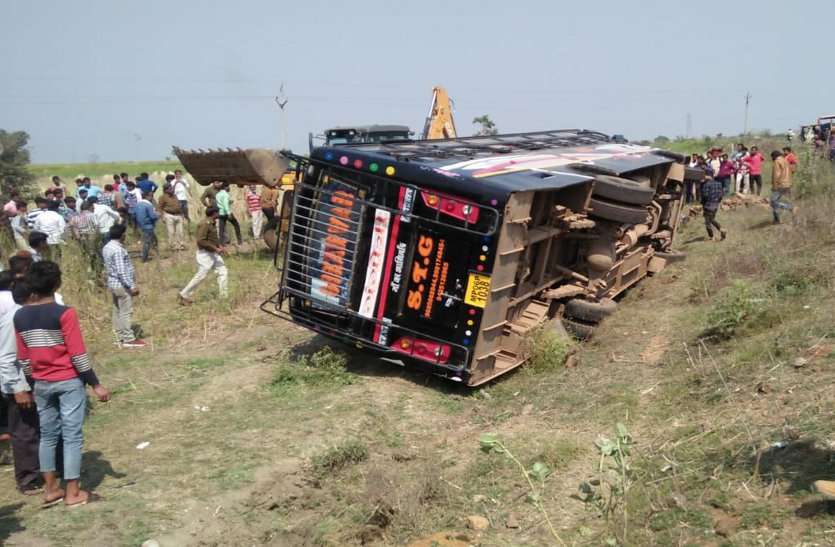 Bus overturned of full passengers in shivpuri