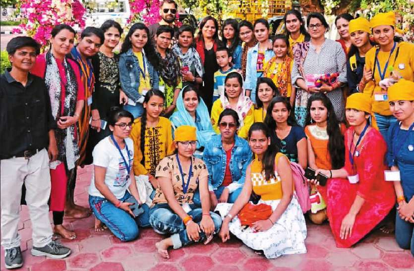 छात्राओं को घुमाया ग्वालियर का किला छात्राओं को घुमाया ग्वालियर का किला