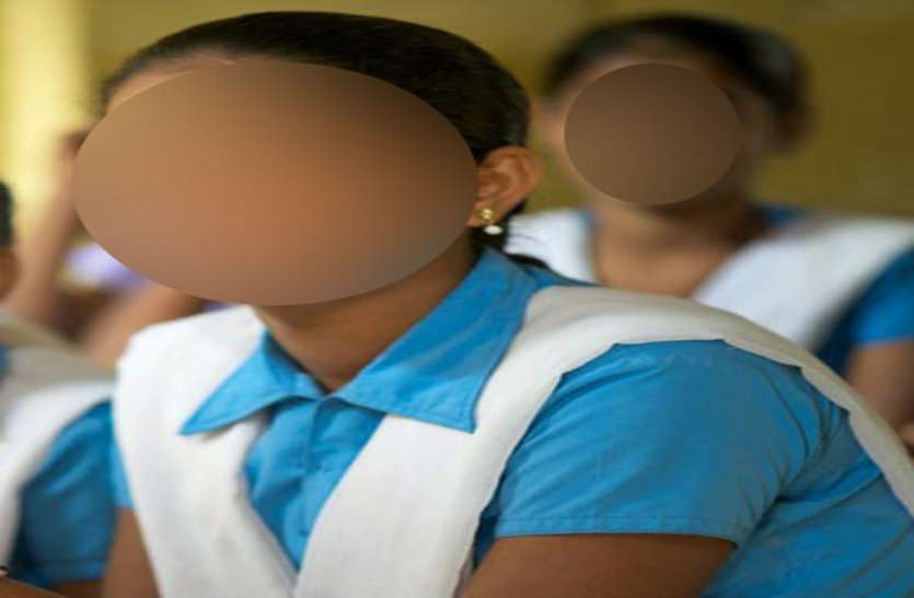 सरकारी स्कूल का टीचर 9 वीं की छात्रा को ले गया अपने साथ, तीन दिन बाद बदहाश हालत में लौटी घर, BEO को नोटिस सरकारी स्कूल का टीचर 9 वीं की छात्रा को ले गया अपने साथ, तीन दिन बाद बदहाश हालत में लौटी घर, BEO को नोटिस
