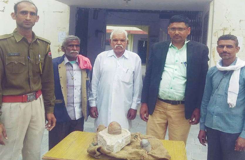 न्यायालय के आदेश के बाद चार साल बाद थाने के मालखाने में जब्त मूर्तियों को सौंपा न्यायालय के आदेश के बाद चार साल बाद थाने के मालखाने में जब्त मूर्तियों को सौंपा