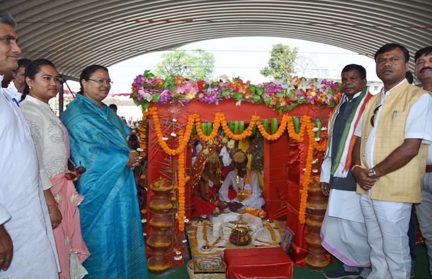कांकेर में सामूहिक विवाह में 350 जोड़े और दंतेवाड़ा में 300 जोड़े दाम्पत्य सूत्र में बंधे