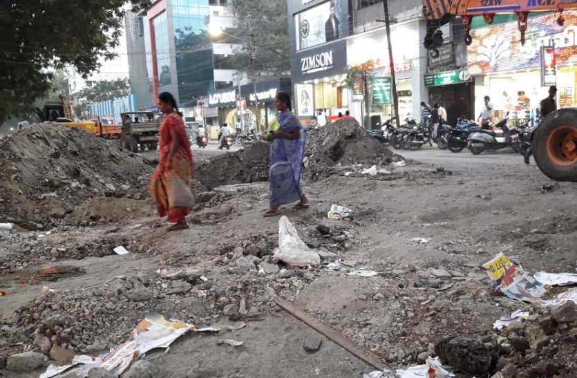 राहगीरों को परेशानी, यातायात को डायवर्ट किया राहगीरों को परेशानी, यातायात को डायवर्ट किया