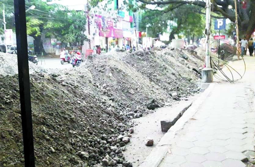 दुकानों के आगे मिट्टी के पहाड़ दुकानों के आगे मिट्टी के पहाड़