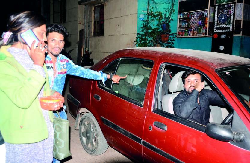 आधी रात हथियारबंद बदमाशों ने वाहनों में की तोडफ़ोड़, पांच गिरफ्तार आधी रात हथियारबंद बदमाशों ने वाहनों में की तोडफ़ोड़, पांच गिरफ्तार