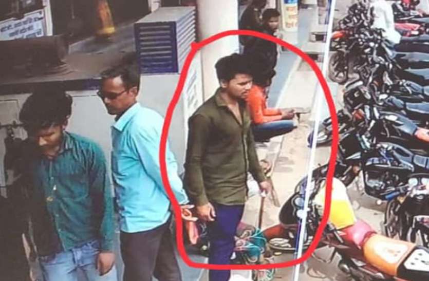 कट लगा दो लाख रुपए पार करने वाला संदिग्ध युवक सीसीटीवी में कैद कट लगा दो लाख रुपए पार करने वाला संदिग्ध युवक सीसीटीवी में कैद