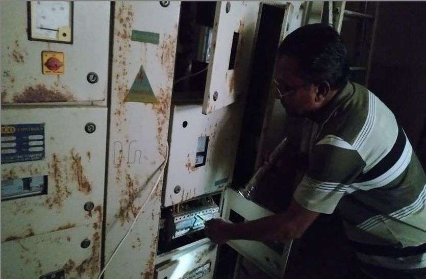 Electricity problem in Jalore district hospital अस्पताल में दो घंटे गुल रही बिजली, प्रभावित हुई जांचें