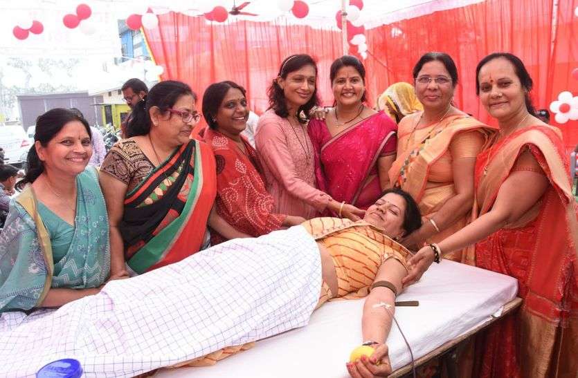 22 women gave their blood with Falgun Festival in bhilwara फाल्गुन महोत्सव के साथ 22 महिलाओं ने दिया अपना रक्त