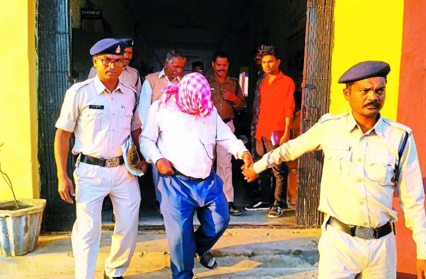 सवा करोड़ गबन के आरोपी सहायक ग्रेड तीन कर्मचारी समेत जिला शिक्षा अधिकारी को पांच साल का कारावास सवा करोड़ गबन के आरोपी सहायक ग्रेड तीन कर्मचारी समेत जिला शिक्षा अधिकारी को पांच साल का कारावास