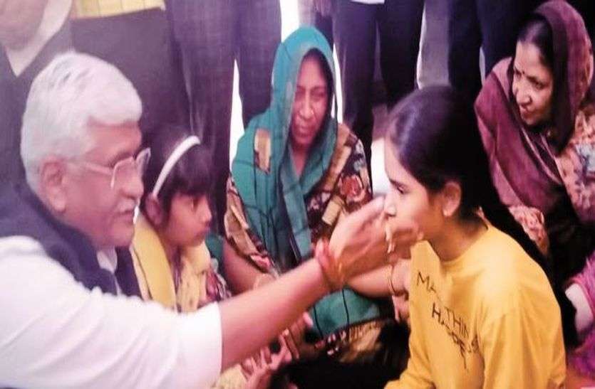 प्रधानमंत्री मोदी के कहने पर शहीद के घर पहुंचे केन्द्रीय मंत्री शेखावत, मां के पैर छूकर कही दिल छूने वाली यह बात.. प्रधानमंत्री मोदी के कहने पर शहीद के घर पहुंचे केन्द्रीय मंत्री शेखावत, मां के पैर छूकर कही दिल छूने वाली यह बात..