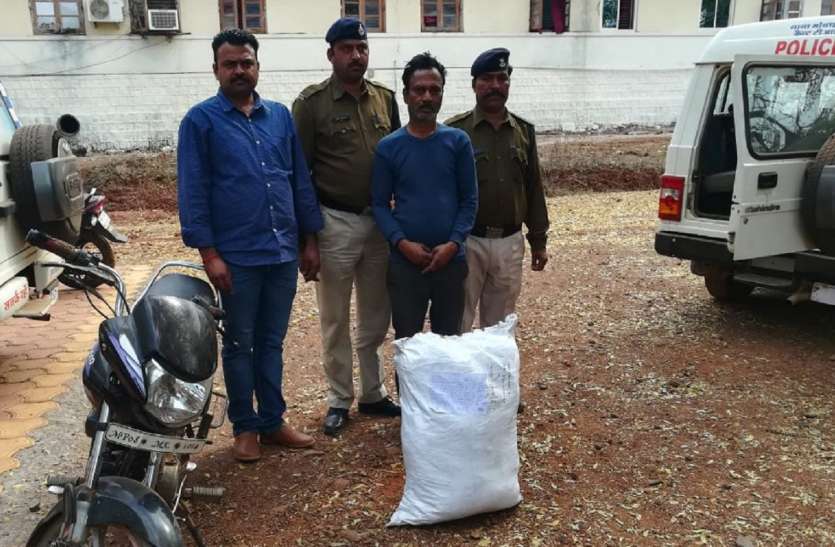 ट्रेन में बेचता था मूंगफली, तस्करों से हुई पहचान ट्रेन में बेचता था मूंगफली, तस्करों से हुई पहचान