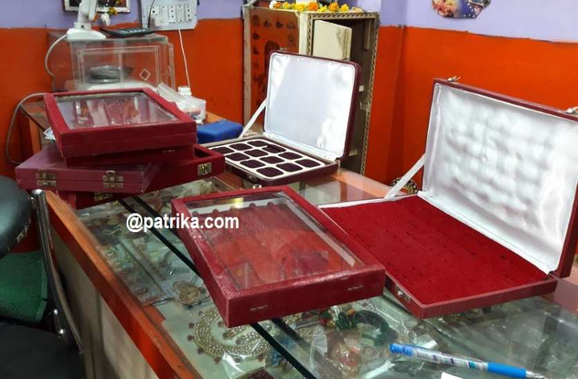 सर्राफा दुकानों से लाखों के सोने-चांदी के आभूषण चोरी सर्राफा दुकानों से लाखों के सोने-चांदी के आभूषण चोरी