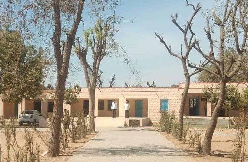 रामावि रोड़ा चॉक और डस्टर के लिए भी दानदाताओं से करनी पड़ रही मिन्नतें, बाढ़ में बहा शौचालय अब तक नहीं बना