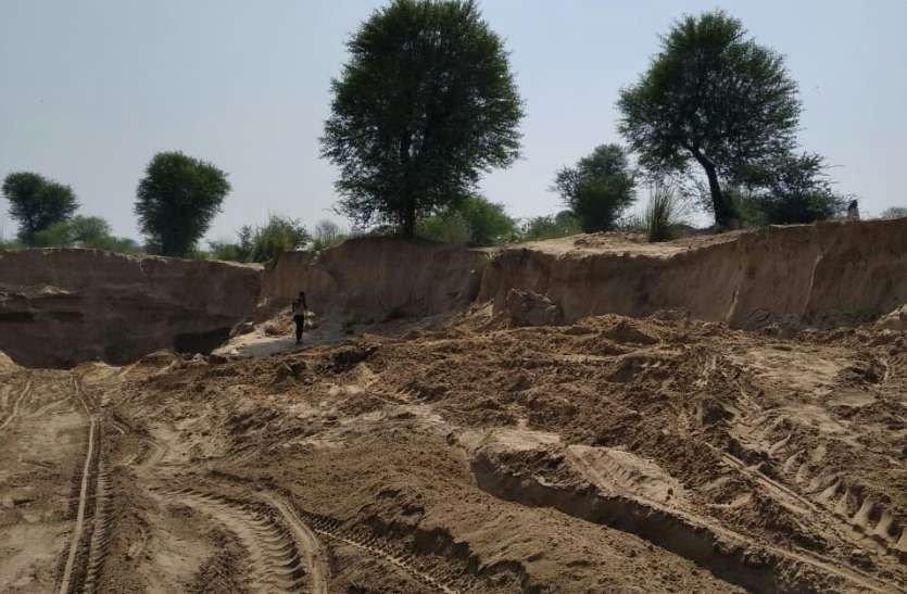 बेरोकटोक बजरी खनन से गिरा जलस्तर, जिम्मेदारों ने मूंदी आंखें बेरोकटोक बजरी खनन से गिरा जलस्तर, जिम्मेदारों ने मूंदी आंखें