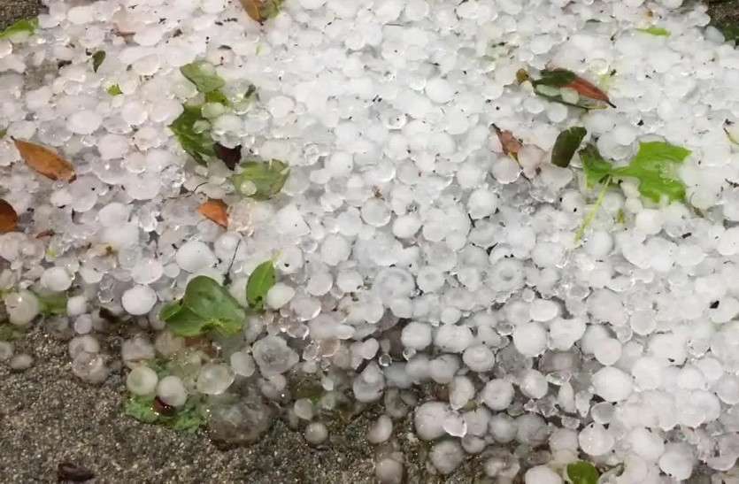 बारिश के साथ ग्रामीण क्षेत्रों में गिरे ओले बारिश के साथ ग्रामीण क्षेत्रों में गिरे ओले